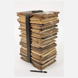 Keramikobjekt Bücherstapel