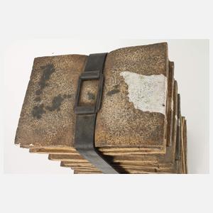 Keramikobjekt Bücherstapel