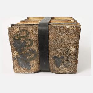 Keramikobjekt Bücherstapel