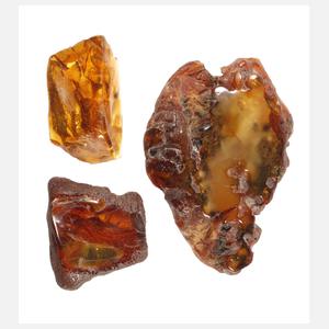 Drei Rohbernsteine