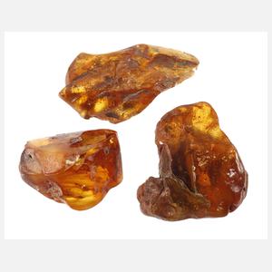 Drei Rohbernsteine
