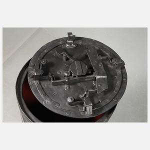 Eisentruhe in Fassform