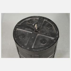 Eisentruhe in Fassform