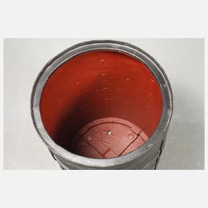 Eisentruhe in Fassform