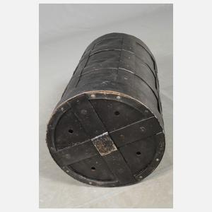 Eisentruhe in Fassform