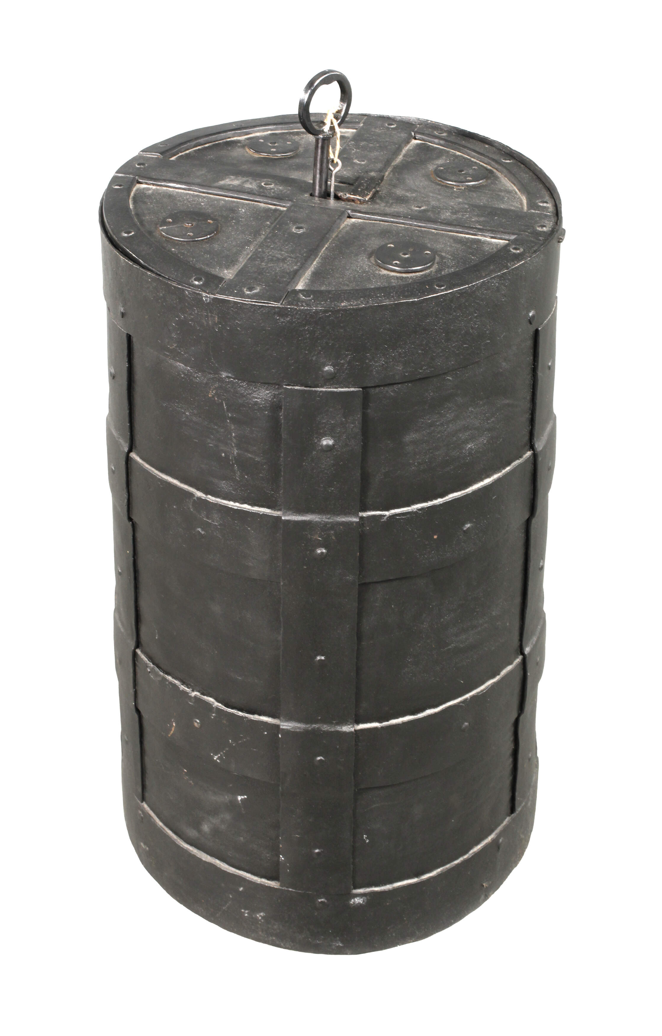 Eisentruhe in Fassform