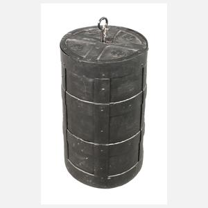 Eisentruhe in Fassform