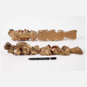 Zwei geschnitzte Appliken