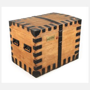 Transportkiste für ein Silberservice