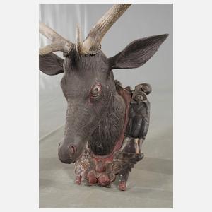 Fein geschnitzter Hirschkopf