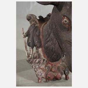 Fein geschnitzter Hirschkopf