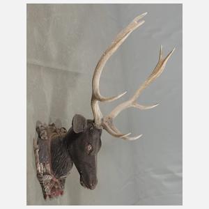 Fein geschnitzter Hirschkopf