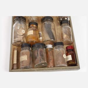 Große historische Drogensammlung