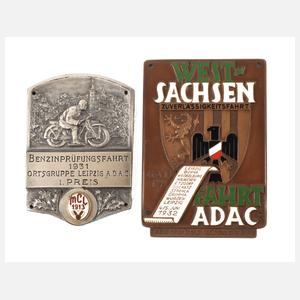 Zwei ADAC-Plaketten
