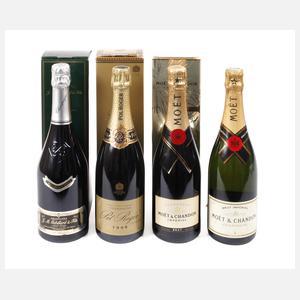 Vier Flaschen Champagner