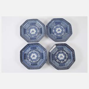 Zwölf Teller Blaumalerei