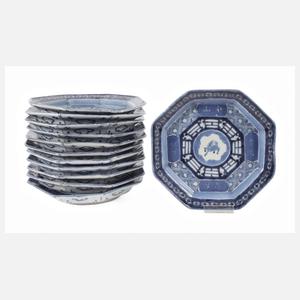 Zwölf Teller Blaumalerei