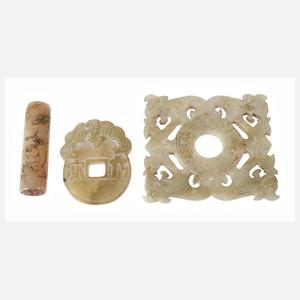 Drei Jadeschnitzereien