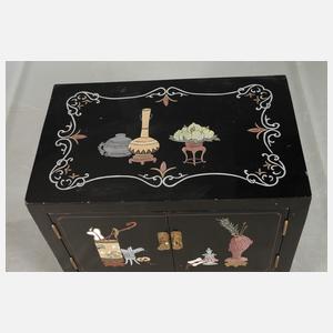 Kleiner Lackschrank
