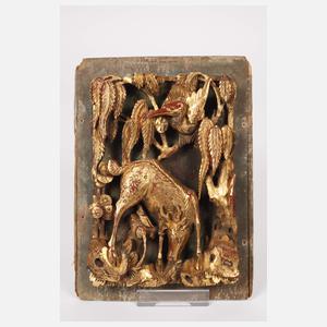 Drei Reliefschnitzereien