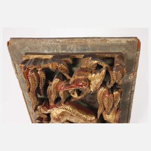 Drei Reliefschnitzereien