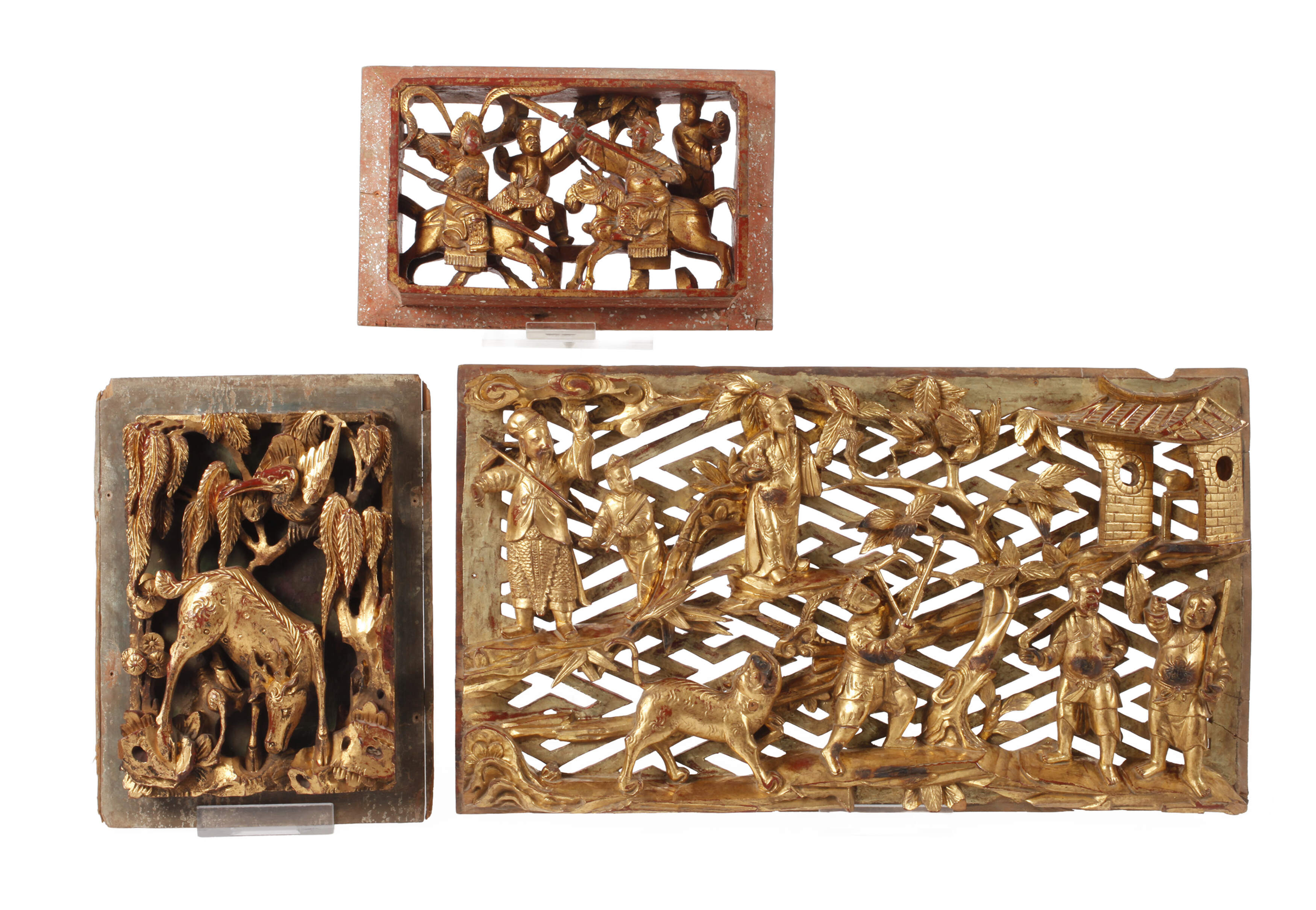 Drei Reliefschnitzereien