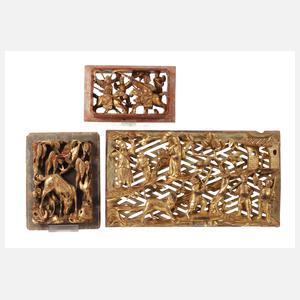 Drei Reliefschnitzereien