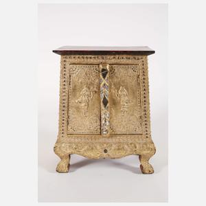 Kleines Zierschränkchen