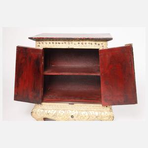 Kleines Zierschränkchen