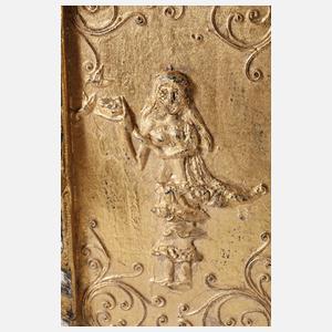 Kleines Zierschränkchen