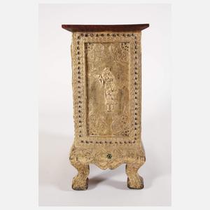 Kleines Zierschränkchen