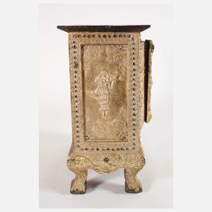 Kleines Zierschränkchen