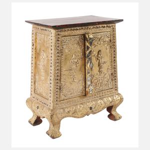 Kleines Zierschränkchen