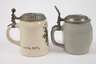 Zwei studentische Bierkrüge