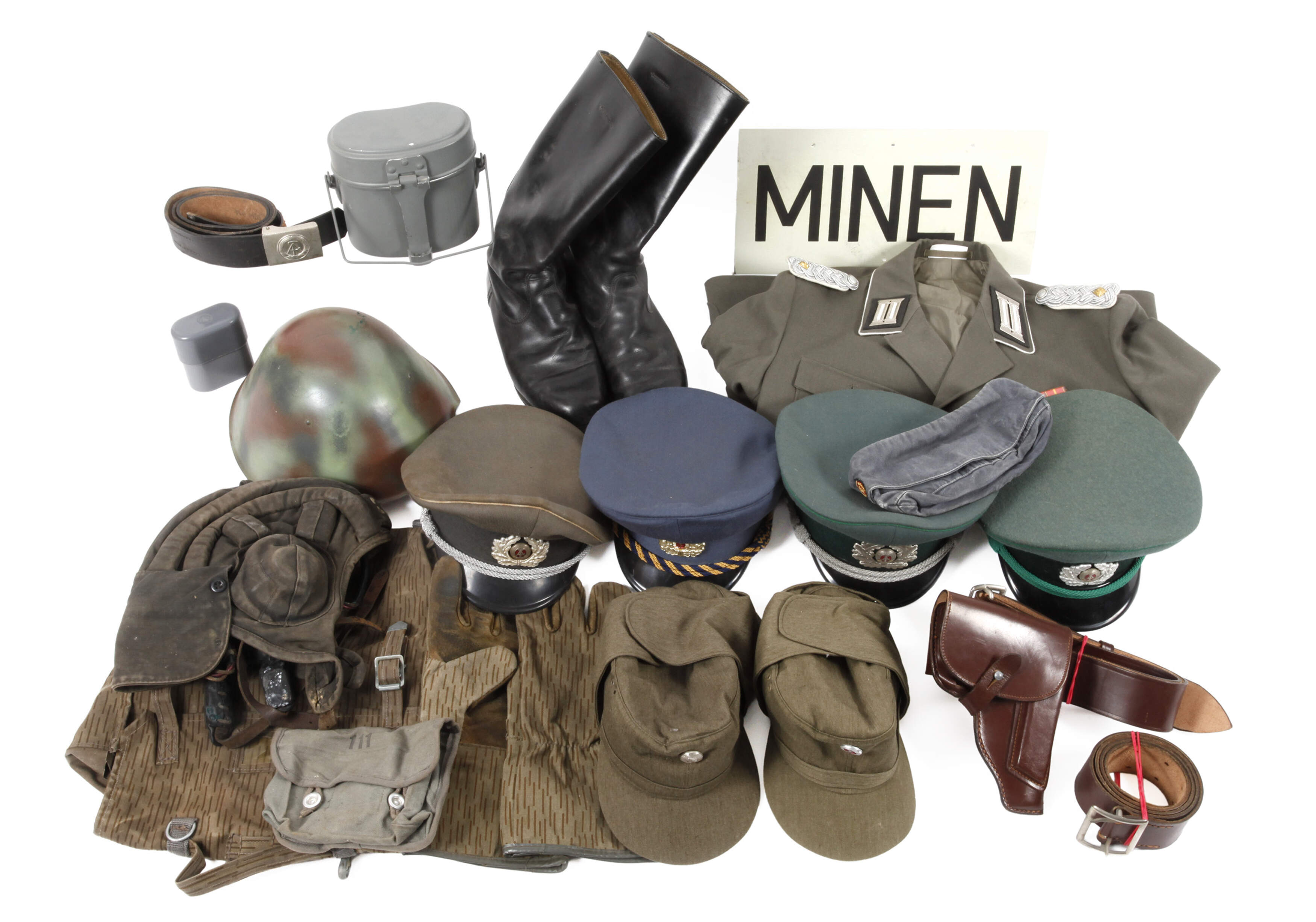 Großes Konvolut Ausrüstung und Uniformteile NVA