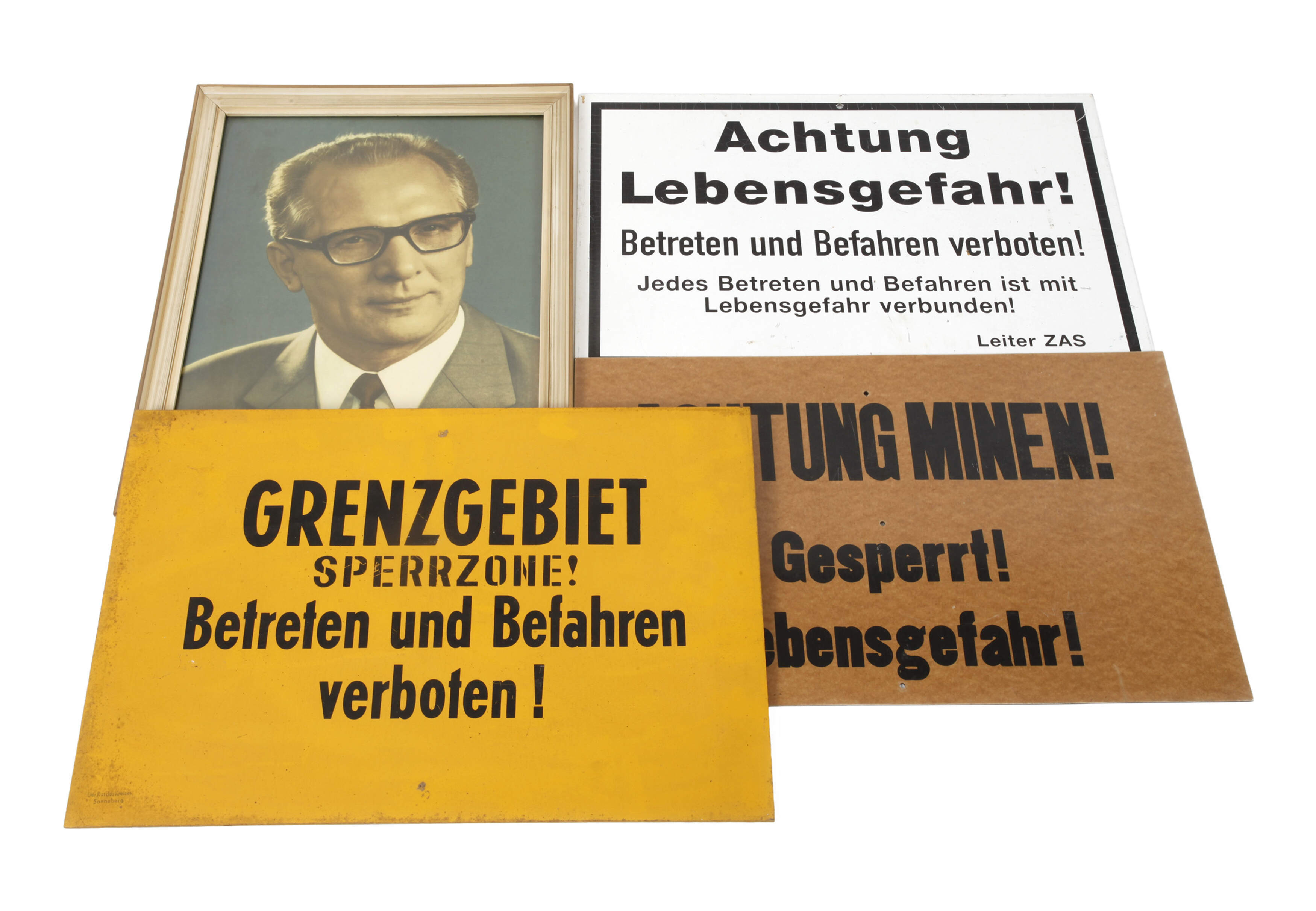 Drei Grenztafeln und Amtsstubenbild DDR