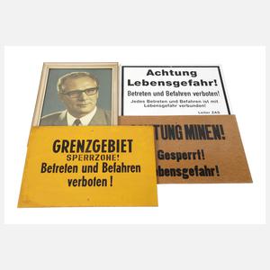Drei Grenztafeln und Amtsstubenbild DDR