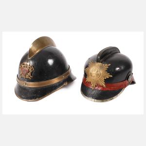 Zwei Feuerwehrhelme