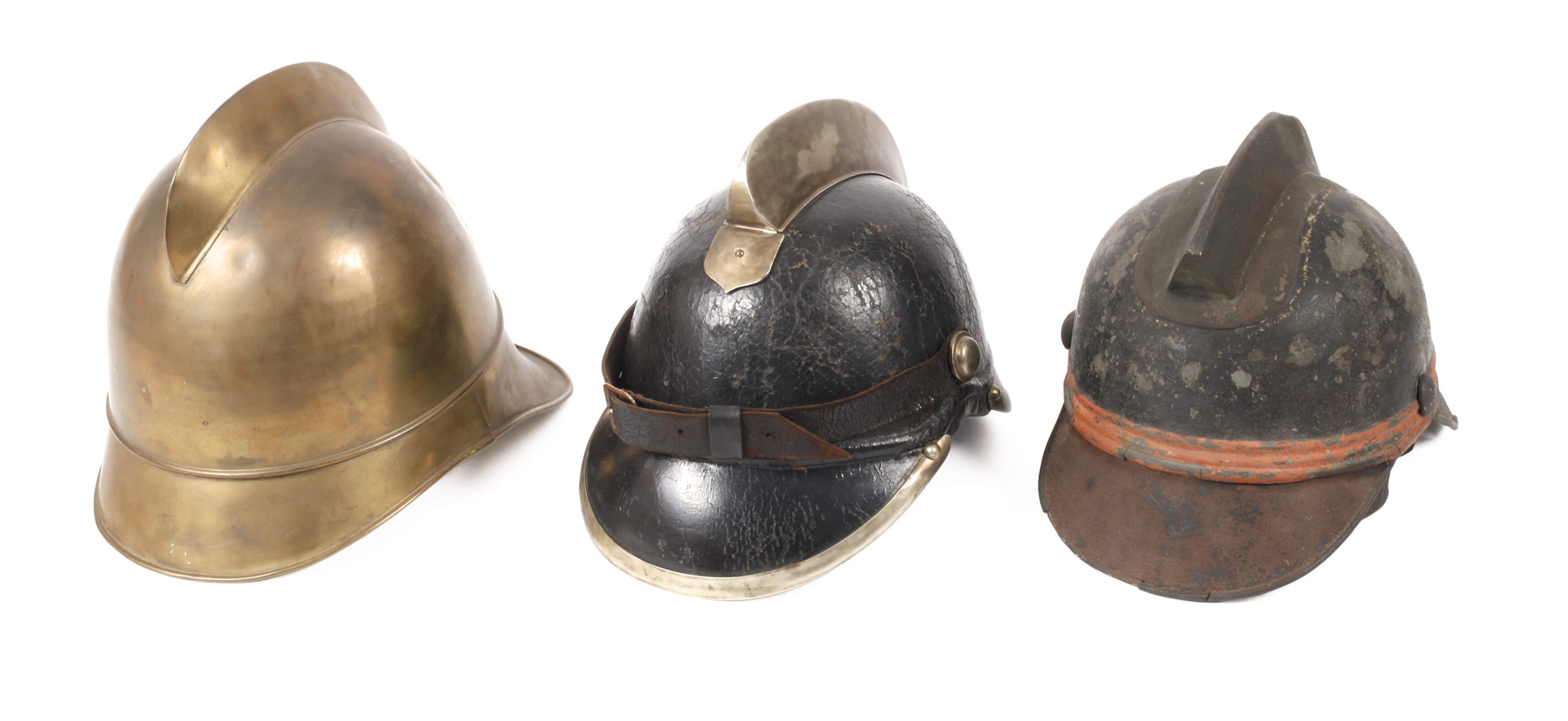 Drei historische Feuerwehrhelme