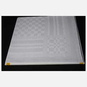 Zwei Tischtücher mit Schachbrettmuster