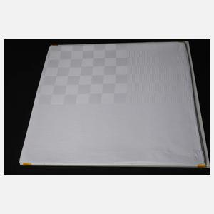 Zwei Tischtücher mit Schachbrettmuster