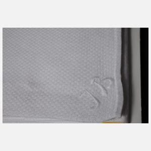 Zwei Tischtücher mit Schachbrettmuster