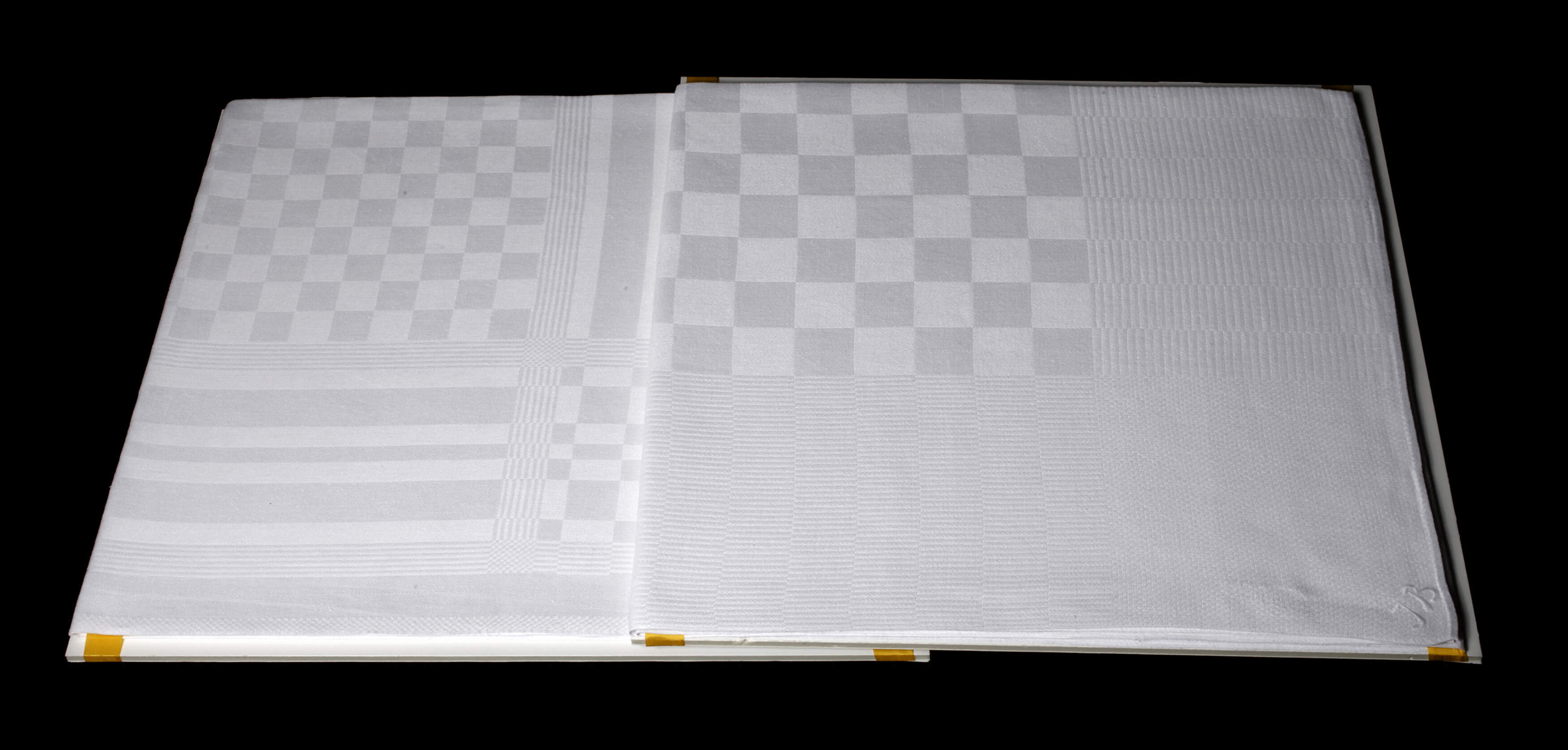 Zwei Tischtücher mit Schachbrettmuster