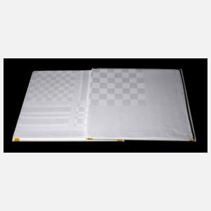 Zwei Tischtücher mit Schachbrettmuster