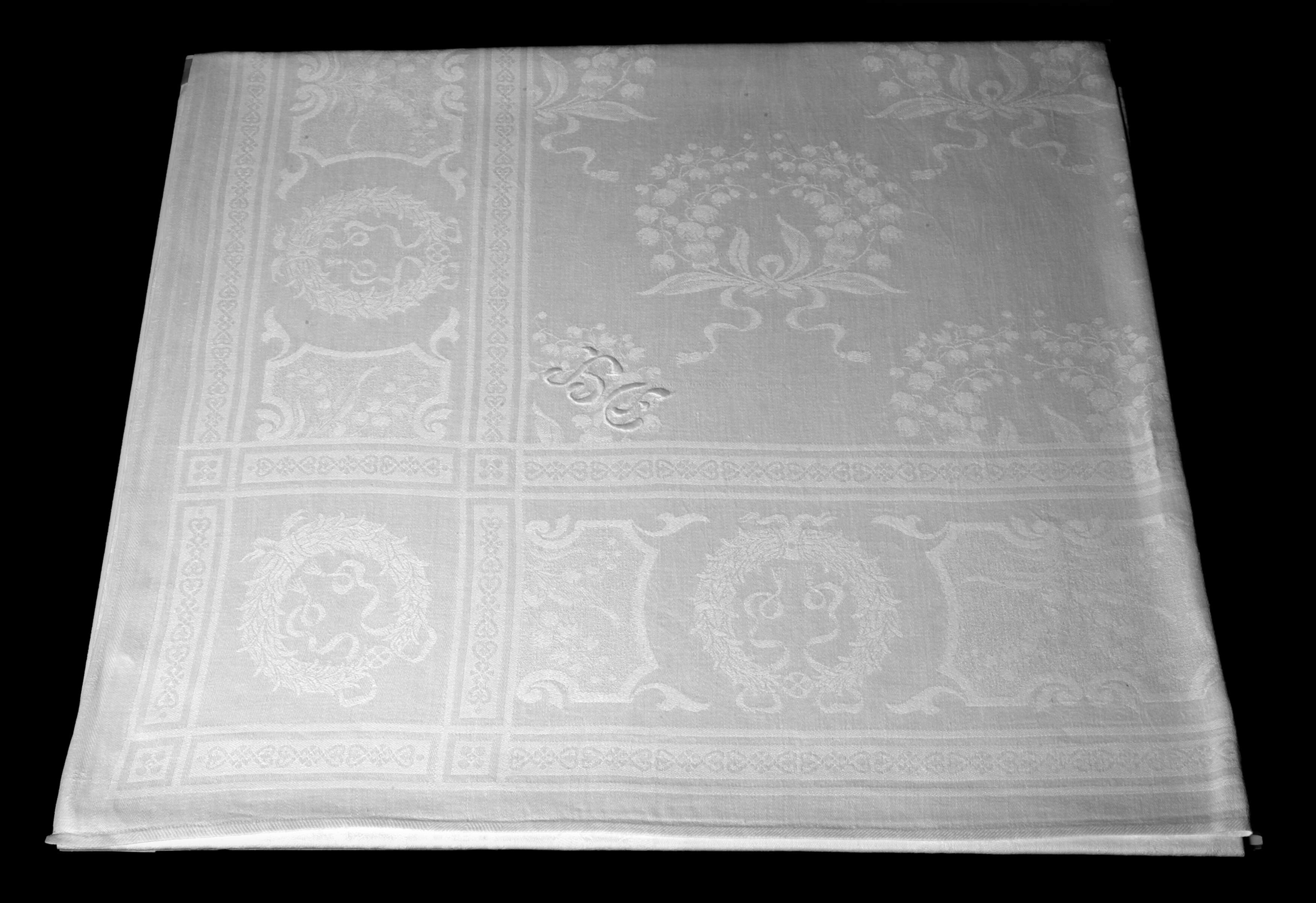 Tischtuch mit Maiglöckchendekor