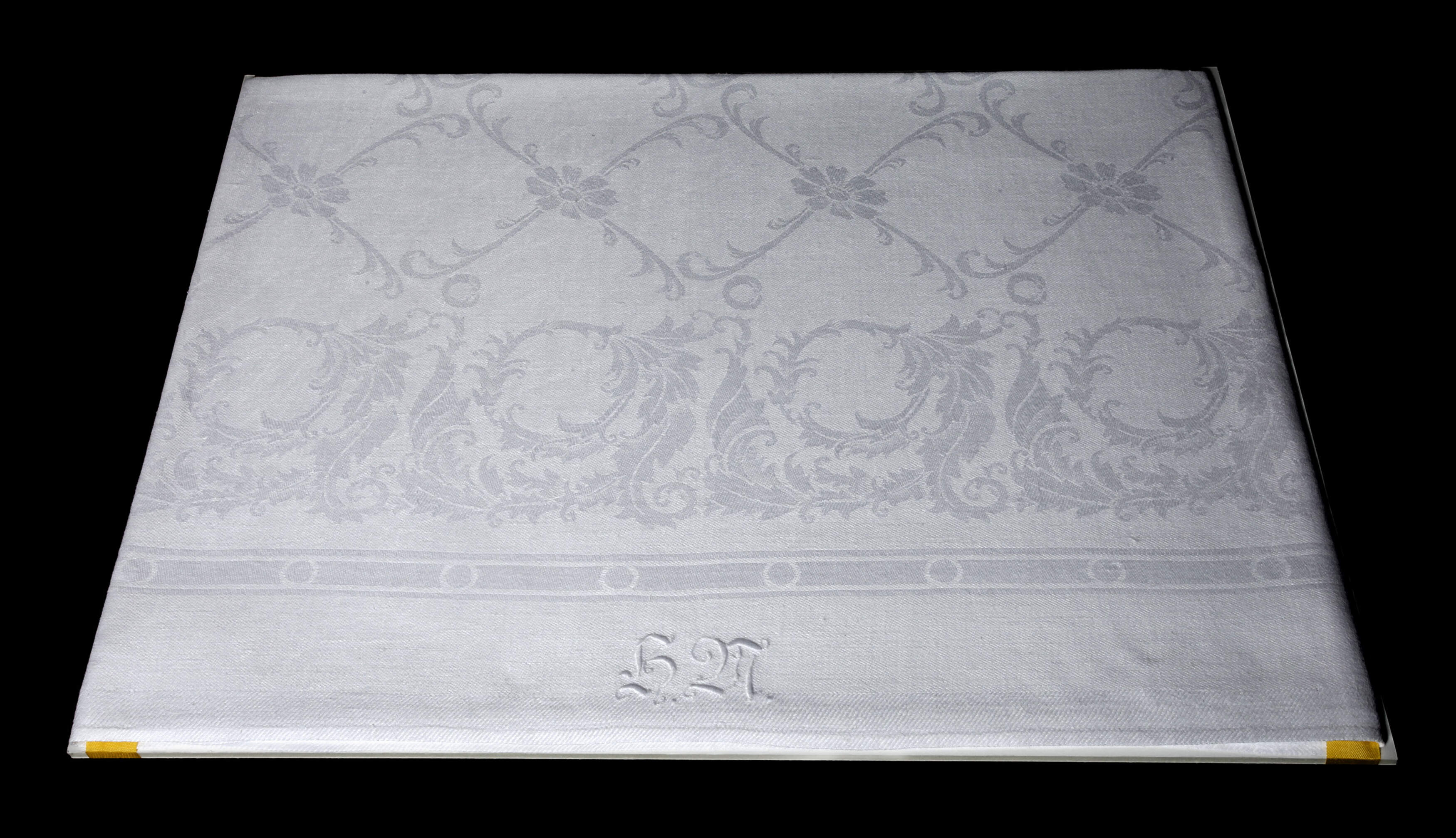 Tischtuch mit floralem Gitterwerk