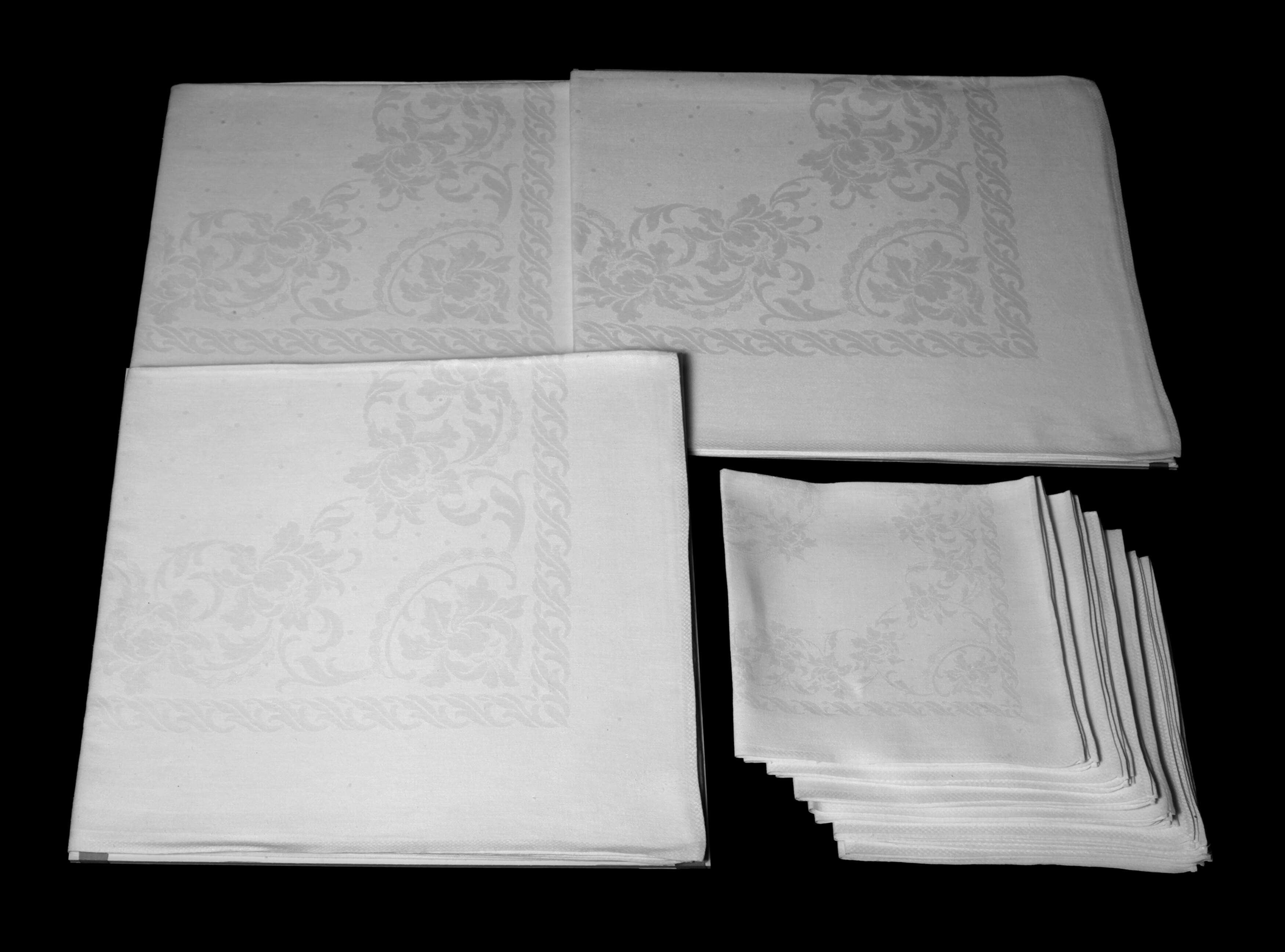 Tafelgarnitur mit Papageientulpenmuster