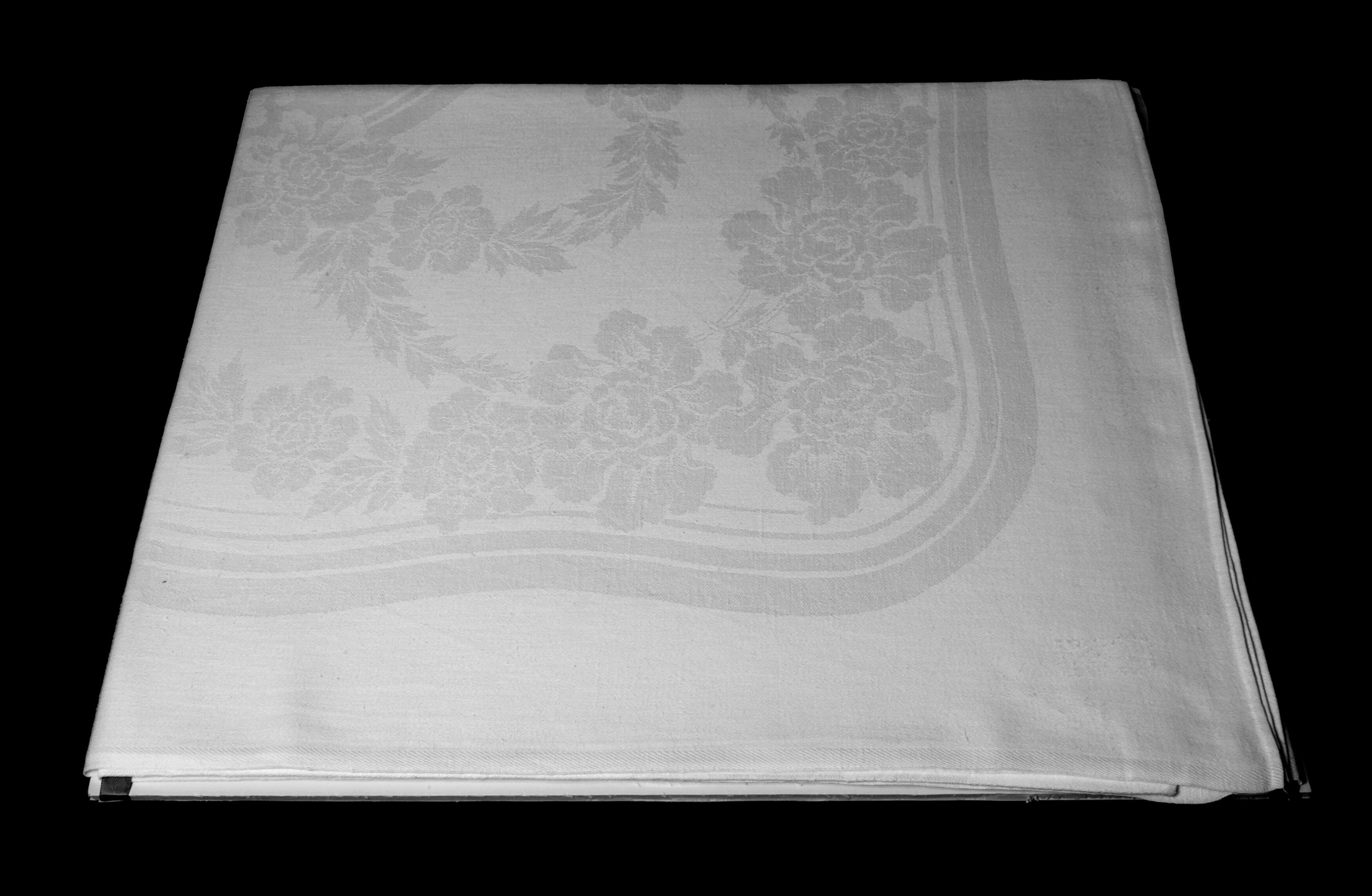 Tafeltuch mit Pfingstrosendekor