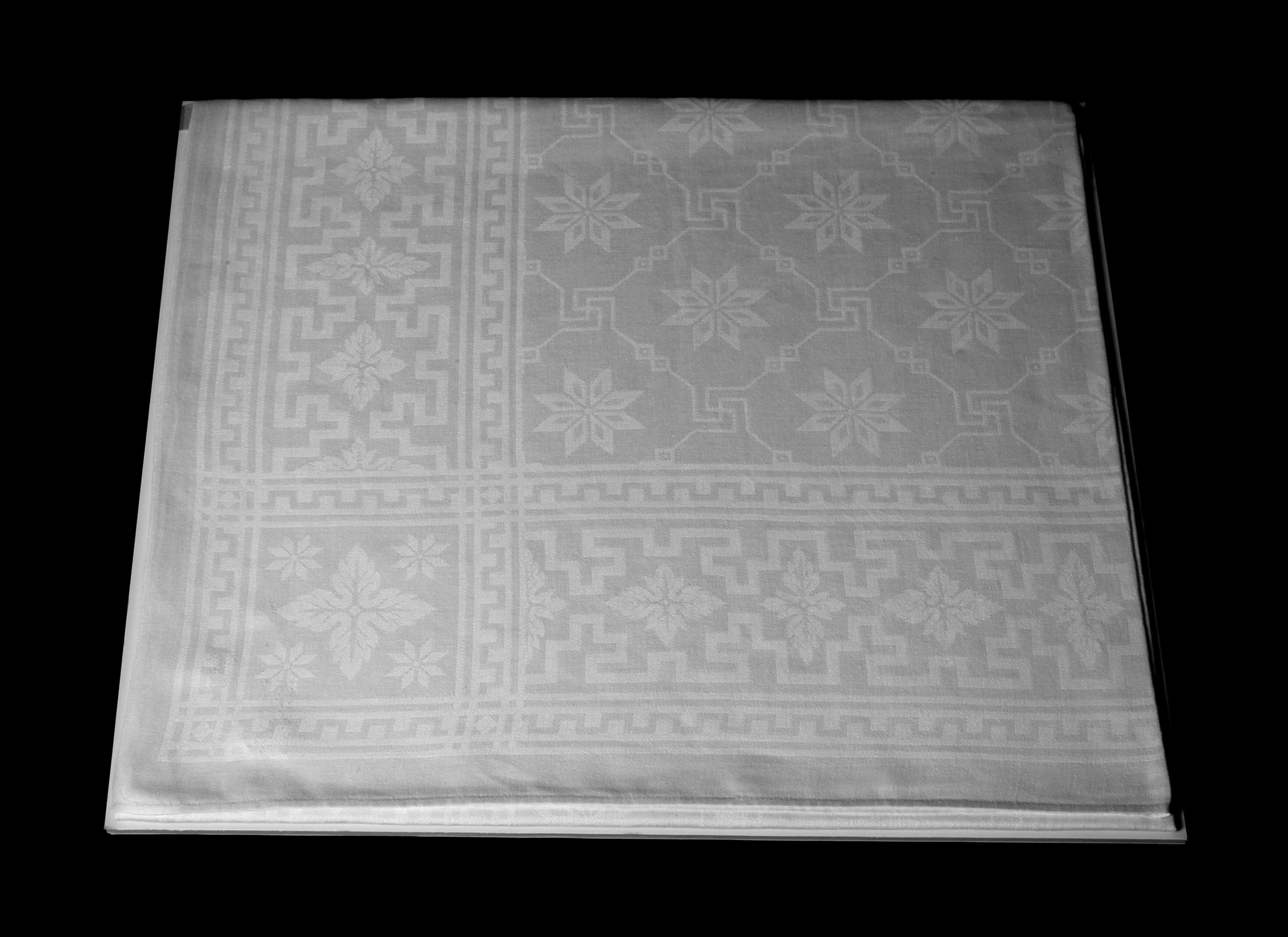 Tischtuch mit Sternparkett- und Sonnenradmotiv