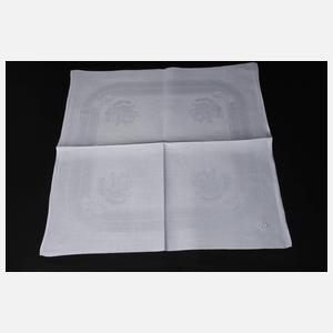 Zwölf Mundtücher mit Rosendekor